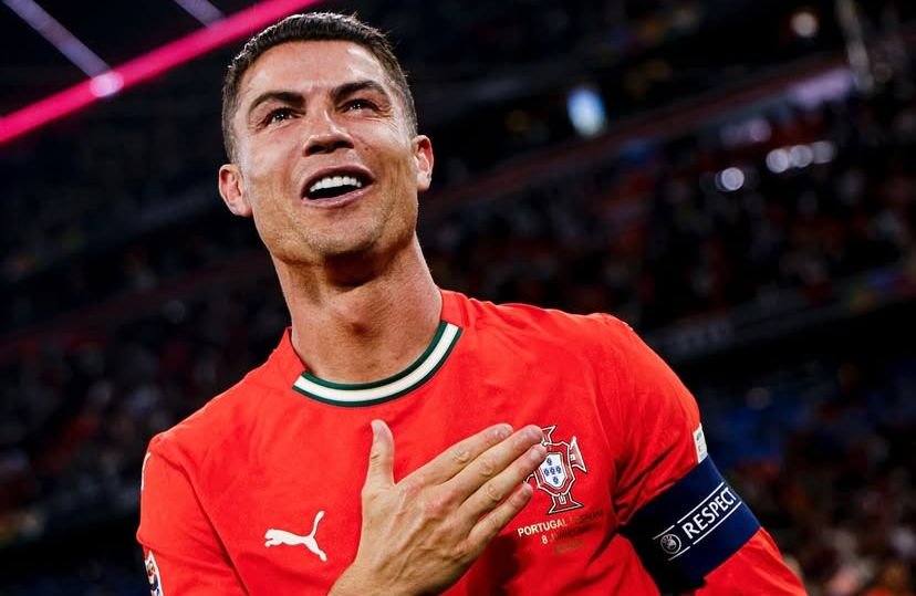 Cristiano Ronaldo Kirim Jersey untuk Donald Trump dengan Pesan Perdamaian