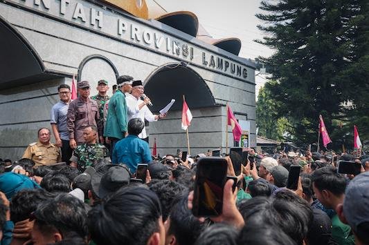 Gubernur Mirza Temui Ribuan Massa Demostrasi dan Siap Tampung Tuntutan serta Perjuangkan Aspirasi