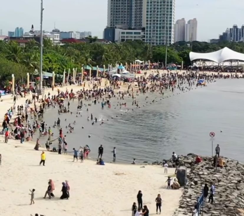 Sampah Plastik Cemari Ancol Saat Libur Lebaran