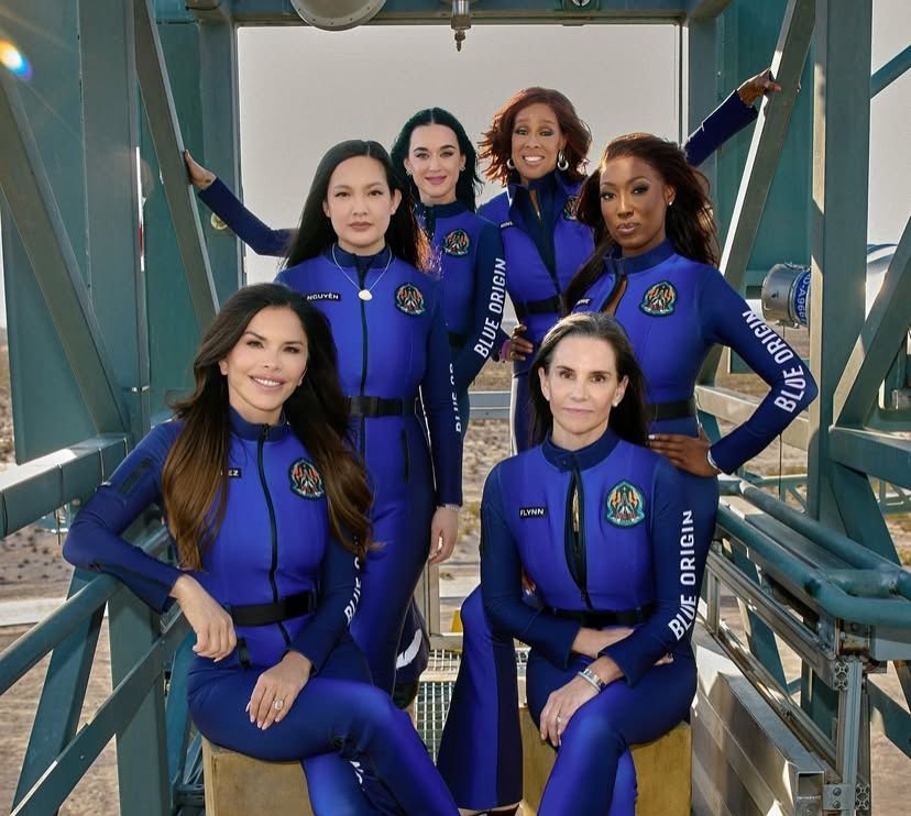 Katy Perry Naik Roket Blue Origin Nikmati Wisata ke Luar Angkasa 11 Menit