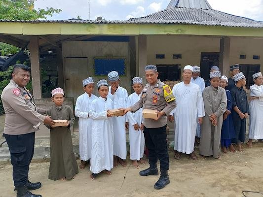 Rutin Bagikan Nasi Kotak Gratis di Ponpes, Kompol Haryono: Program Jum'at Berkah Kapolres Tulang Bawang