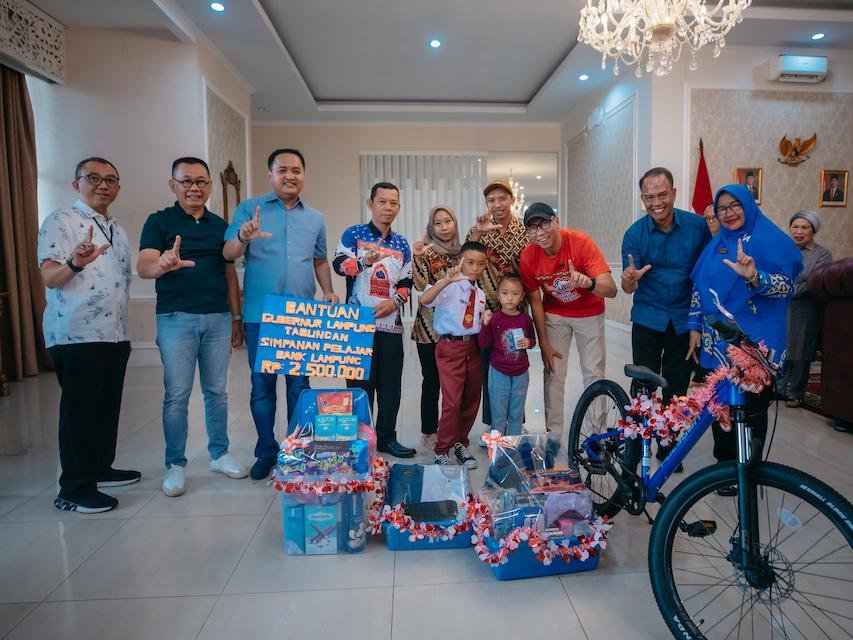 Mantap! Aksi Raihan Panjat Tiang Bendera, Gubernur Mirza Beri Hadiah Sepeda hingga Tabungan