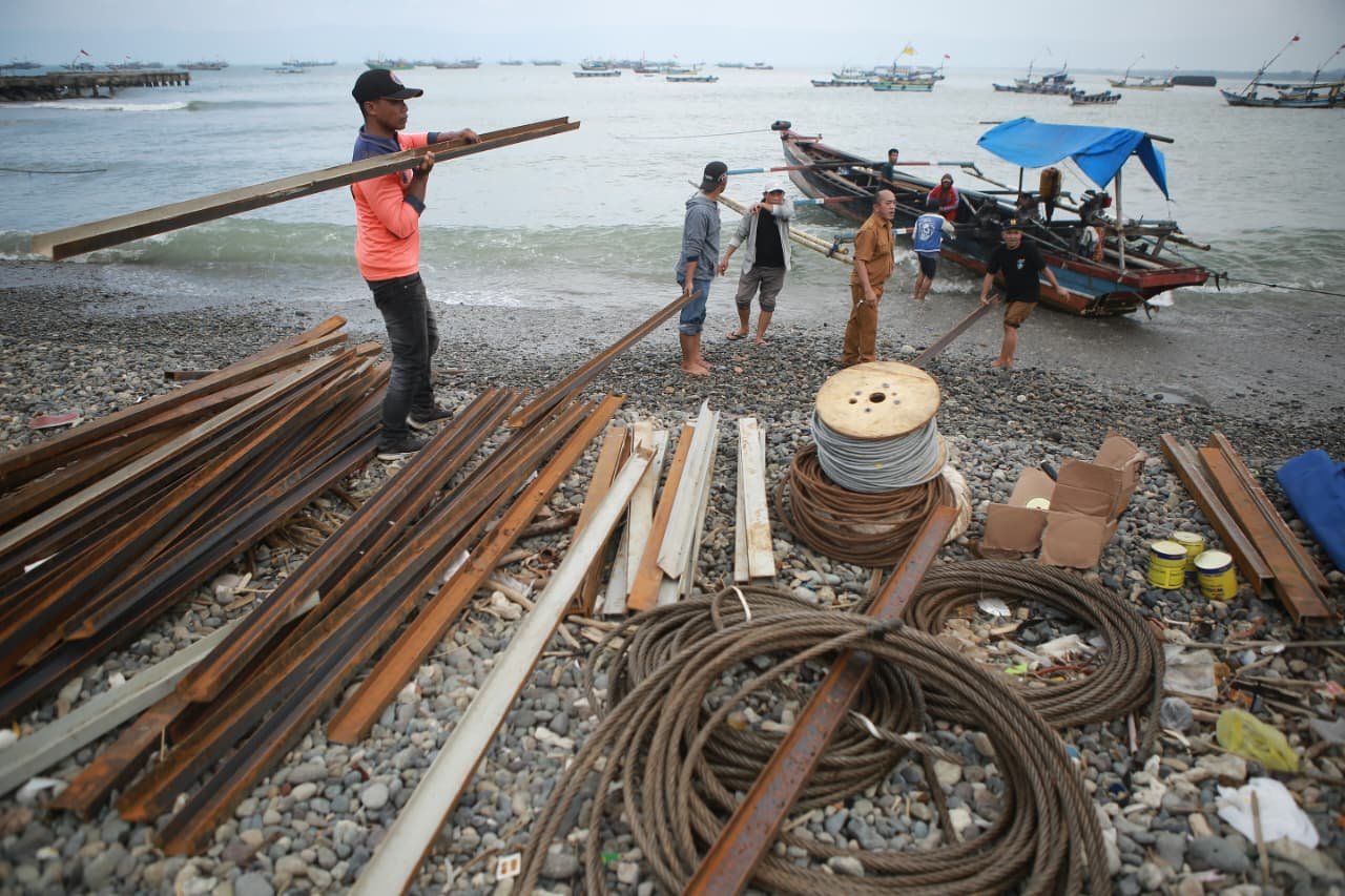 Tim Ekspedisi Perbaikan Jembatan Gantung Tempuh 5 Jam di Laut menuju Pekon Tampang Muda