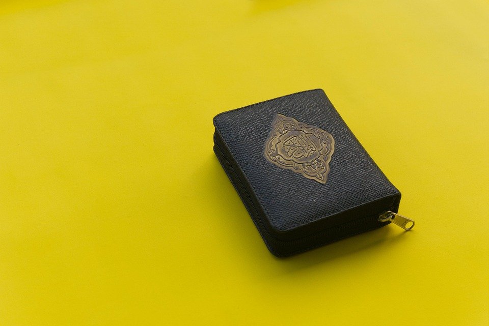 Aksi Provokatif Aktivis Turki di London Bakar Al Quran dan Sebut Islam Terorisme