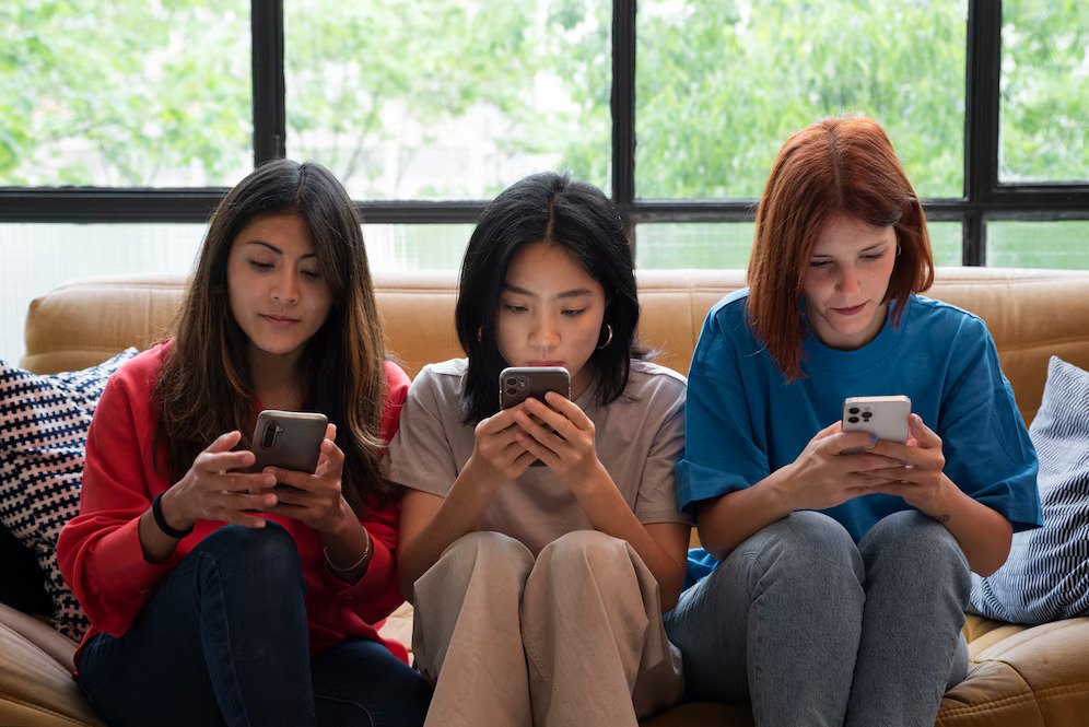 Nomor Satu di Dunia! Orang Indonesia Paling Kuat Online Pakai Ponsel