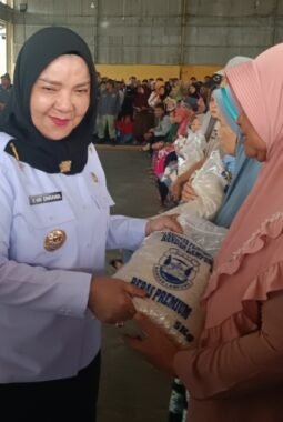 Enam Kelurahan di Labuhan Ratu Terima Bantuan Beras dari Pemkot