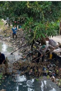 DLH Bandar Lampung Bersihkan Tumpukan Sampah di Sukarame