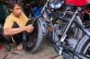 Meneruskan usaha bengkel warisan bapak, Awan menjadi sahabat para pesepeda di sekitar Labuan Ratu, Bandar Lampung. (Foto: Notis.co.id)