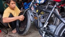 Meneruskan usaha bengkel warisan bapak, Awan menjadi sahabat para pesepeda di sekitar Labuan Ratu, Bandar Lampung. (Foto: Notis.co.id)