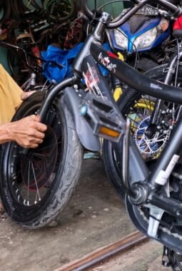 “Bengkel Sepeda Untung” Jadi Andalan Pesepeda di Labuan Ratu