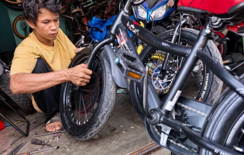 Meneruskan usaha bengkel warisan bapak, Awan menjadi sahabat para pesepeda di sekitar Labuan Ratu, Bandar Lampung. (Foto: Notis.co.id)