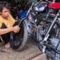 Meneruskan usaha bengkel warisan bapak, Awan menjadi sahabat para pesepeda di sekitar Labuan Ratu, Bandar Lampung. (Foto: Notis.co.id)
