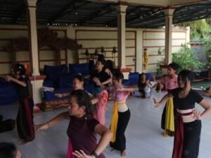 Murid sanggar tari Sekar Wawai yang berlatih rutin tiap minggu. (Foto: Notis.co.id)