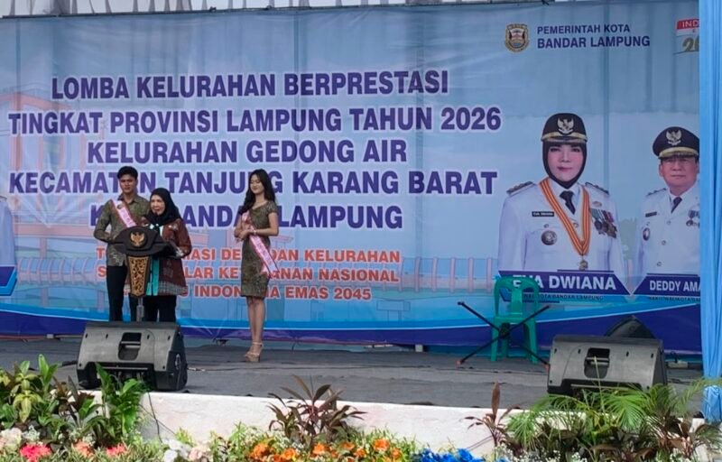 Wali Kota Bandar Lampung, Eva Dwiana, pada penilaian perlombaan kelurahan Tingkat Provinsi Lampung di Kelurahan Gedong Air, Kecamatan Tanjungkarang Barat.(foto: ist)