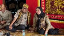 Gubernur Mirza bersama Wali Kota Eva Dwiana
saat meninjau Desa Wisata Budaya Marga Teluk Betung yang berpusat di Rumah Adat Lampung Lamban Dalom, Negeri Olok Gading, Kecamatan Teluk Betung Barat.(Foto: ist)