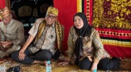 Gubernur Mirza bersama Wali Kota Eva Dwiana
saat meninjau Desa Wisata Budaya Marga Teluk Betung yang berpusat di Rumah Adat Lampung Lamban Dalom, Negeri Olok Gading, Kecamatan Teluk Betung Barat.(Foto: ist)
