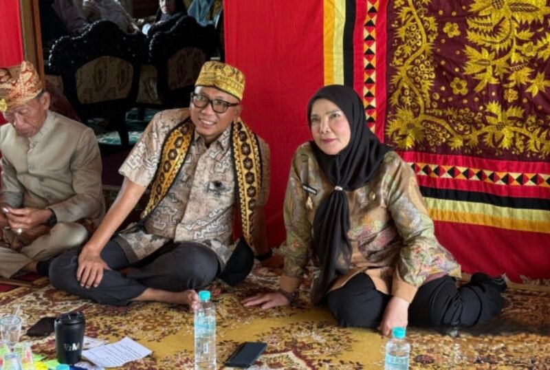 Gubernur Mirza bersama Wali Kota Eva Dwiana
saat meninjau Desa Wisata Budaya Marga Teluk Betung yang berpusat di Rumah Adat Lampung Lamban Dalom, Negeri Olok Gading, Kecamatan Teluk Betung Barat.(Foto: ist)