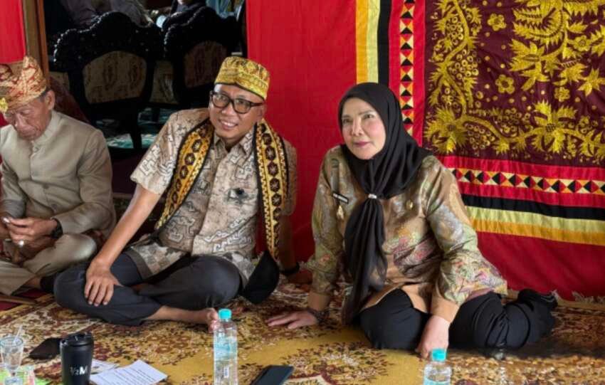 Gubernur Mirza bersama Wali Kota Eva Dwiana saat meninjau Desa Wisata Budaya Marga Teluk Betung yang berpusat di Rumah Adat Lampung Lamban Dalom, Negeri Olok Gading, Kecamatan Teluk Betung Barat.