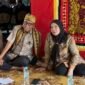 Gubernur Mirza bersama Wali Kota Eva Dwiana
saat meninjau Desa Wisata Budaya Marga Teluk Betung yang berpusat di Rumah Adat Lampung Lamban Dalom, Negeri Olok Gading, Kecamatan Teluk Betung Barat.(Foto: ist)