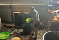 Soemantri, salah satu pengrajin tempe di Kelurahan Surabaya, Kedaton, Bandar Lampung, mengaku harga pembelian tempe untuk program Makan Bergizi Gratis terbilang rendah. (Foto: Notis.co.id)