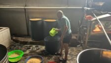 Soemantri, salah satu pengrajin tempe di Kelurahan Surabaya, Kedaton, Bandar Lampung, mengaku harga pembelian tempe untuk program Makan Bergizi Gratis terbilang rendah. (Foto: Notis.co.id)