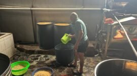 Soemantri, salah satu pengrajin tempe di Kelurahan Surabaya, Kedaton, Bandar Lampung, mengaku harga pembelian tempe untuk program Makan Bergizi Gratis terbilang rendah. (Foto: Notis.co.id)
