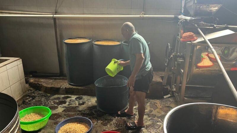 Soemantri, salah satu pengrajin tempe di Kelurahan Surabaya, Kedaton, Bandar Lampung, mengaku harga pembelian tempe untuk program Makan Bergizi Gratis terbilang rendah. (Foto: Notis.co.id)