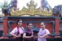 Ida Ayu Komang Ratih Safitri alias Dayu (paling kiri) bersama dua pelatih di sanggar tari Sekar Wawai. (Foto: Notis.co.id)