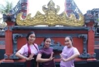 Ida Ayu Komang Ratih Safitri alias Dayu (paling kiri) bersama dua pelatih di sanggar tari Sekar Wawai. (Foto: Notis.co.id)