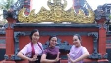 Ida Ayu Komang Ratih Safitri alias Dayu (paling kiri) bersama dua pelatih di sanggar tari Sekar Wawai. (Foto: Notis.co.id)