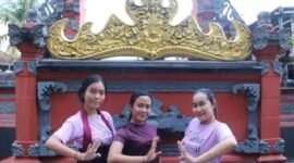 Ida Ayu Komang Ratih Safitri alias Dayu (paling kiri) bersama dua pelatih di sanggar tari Sekar Wawai. (Foto: Notis.co.id)
