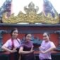 Ida Ayu Komang Ratih Safitri alias Dayu (paling kiri) bersama dua pelatih di sanggar tari Sekar Wawai. (Foto: Notis.co.id)