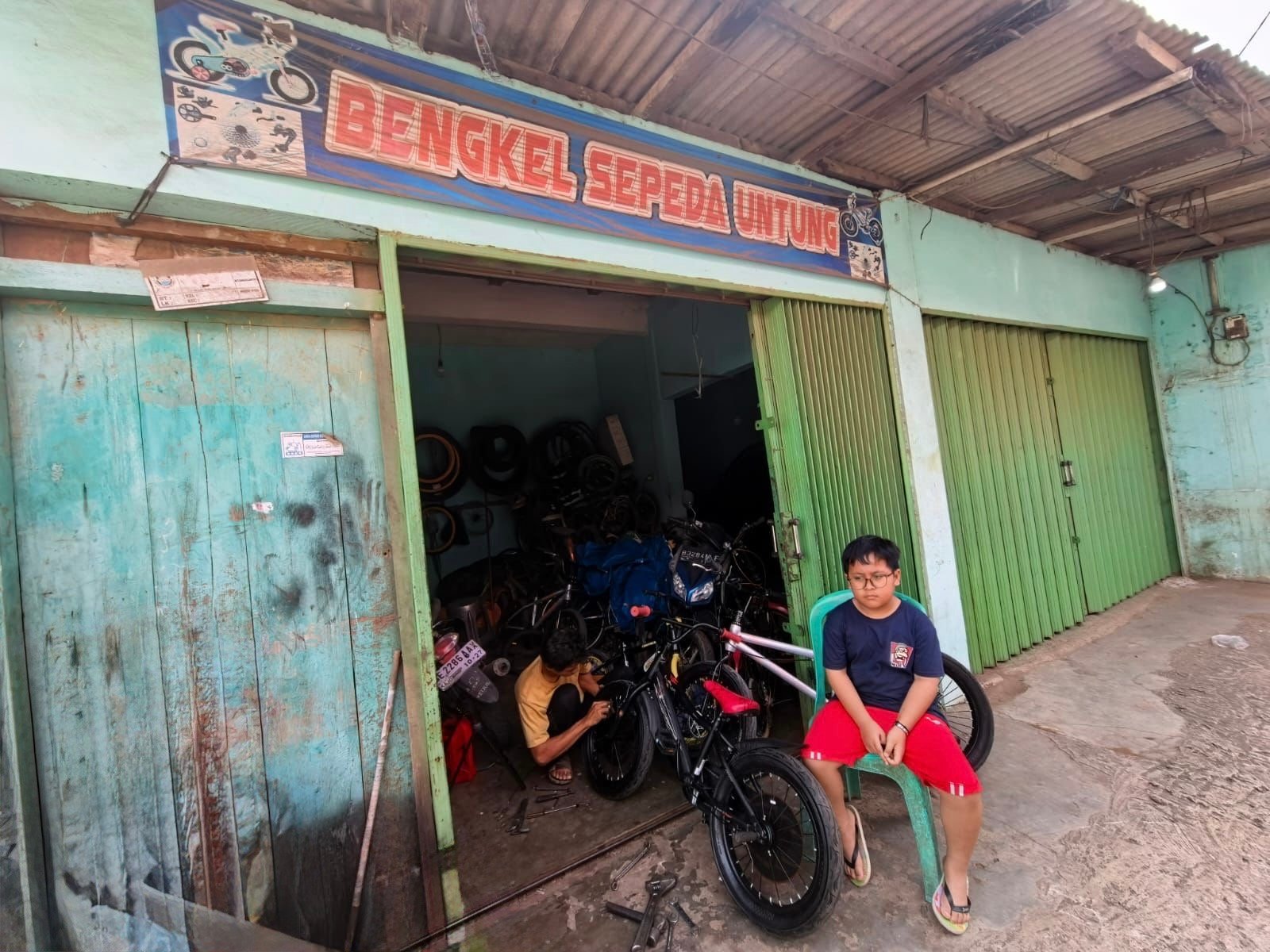 Di masa libur sekolah pelanggan banyak datang dari sepeda anak-anak. (Foto: Notis.co.id)