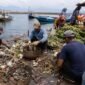 Ilustrasi nelayan dan pedagang pasar mengumpulkan sampah hasil laut tangkapan nelayan dan sampah organik pasar. 