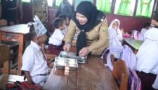 Wali Kota Eva Dwiana bercengkerama dengan seorang murid seputar menu MBG yang disajikan. (Foto: ist)