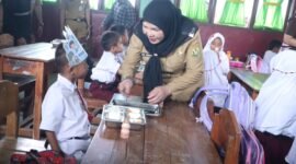 Wali Kota Eva Dwiana bercengkerama dengan seorang murid seputar menu MBG yang disajikan. (Foto: ist)