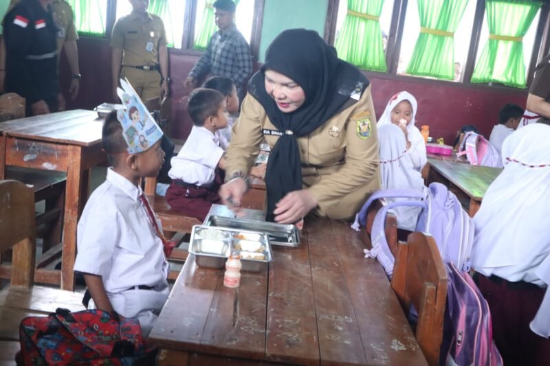 Wali Kota Eva Dwiana bercengkerama dengan seorang murid seputar menu MBG yang disajikan. (Foto: ist)