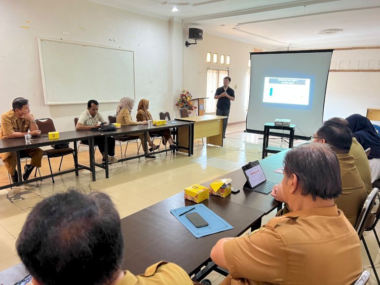 Mengulas arti penting terapi Antiretroviral (ARV) pada konferensi pers PKBI Lampung.