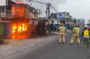 Personel Pemadam Kebakaran dan Penyelamatan Kota Bandar Lampung berjibaku memadamkan kebakaran di Kedaton. (Foto: ist)