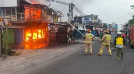 Personel Pemadam Kebakaran dan Penyelamatan Kota Bandar Lampung berjibaku memadamkan kebakaran di Kedaton. (Foto: ist)