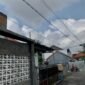 Kabel-kabel provider berebut jalur, warga dan lingkungan yang menjadi korban. (Foto: Notis)