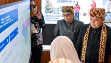 Rizky Agung menjelaskan Program Seribu Wajah pada Tomsi Tohir saat Sekjen Kemendagri tersebut mengunjungi stan Bandar Lampung Expo 2026. (Foto: ist)