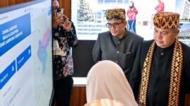 Rizky Agung menjelaskan Program Seribu Wajah pada Tomsi Tohir saat Sekjen Kemendagri tersebut mengunjungi stan Bandar Lampung Expo 2026. (Foto: ist)
