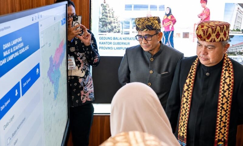 Rizky Agung menjelaskan Program Seribu Wajah pada Tomsi Tohir saat Sekjen Kemendagri tersebut mengunjungi stan Bandar Lampung Expo 2026. (Foto: ist)