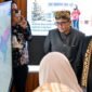 Rizky Agung menjelaskan Program Seribu Wajah pada Tomsi Tohir saat Sekjen Kemendagri tersebut mengunjungi stan Bandar Lampung Expo 2026. (Foto: ist)
