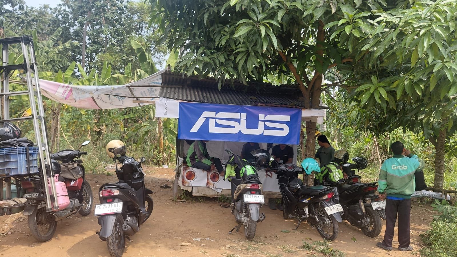 Posko Gedong Meneng, sudah menjadi “rumah kedua” bagi pengendara ojek online. (Foto: Notis)