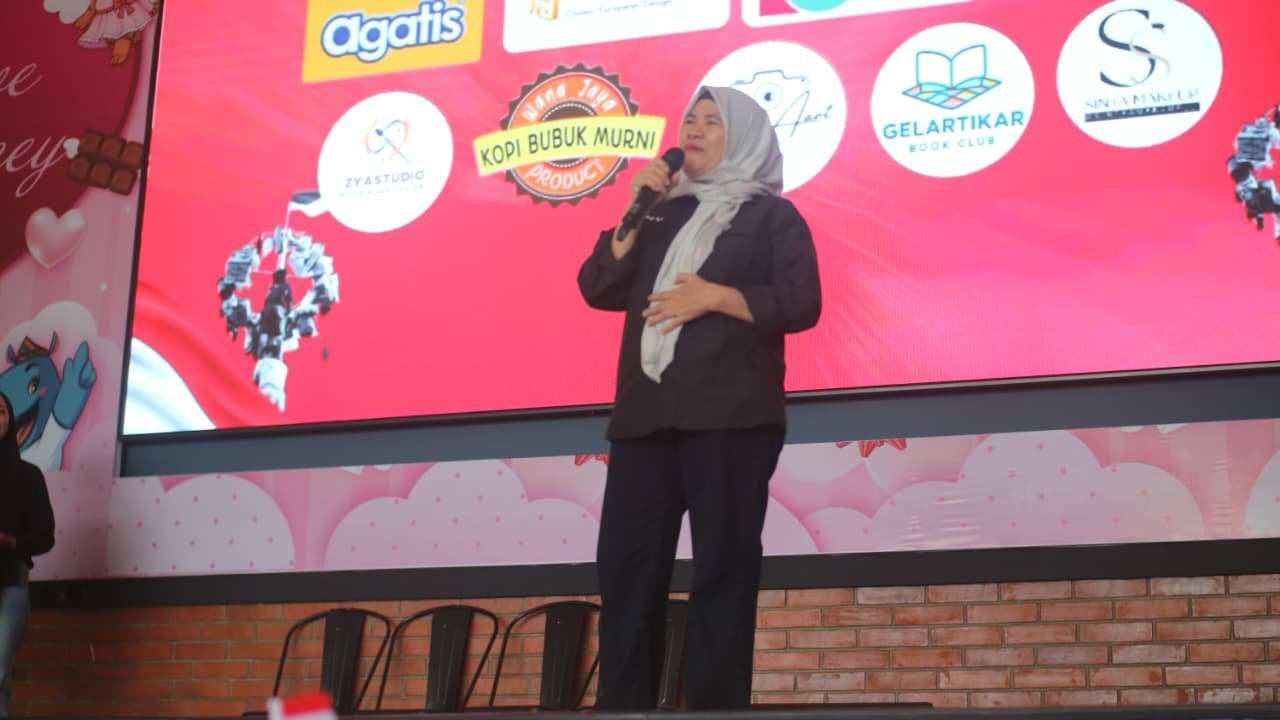 Maryamah (Kadis PPPA Kota Bandar Lampung) sebagai salah satu pemateri pada talk show parenting.