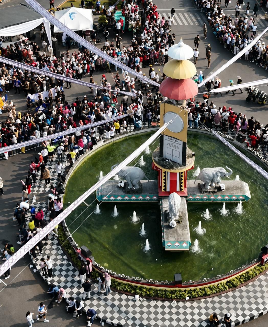 Semarak Lampung Tapis Karnaval yang dipusatkan di Tugu Adipura. (Foto: ist) 