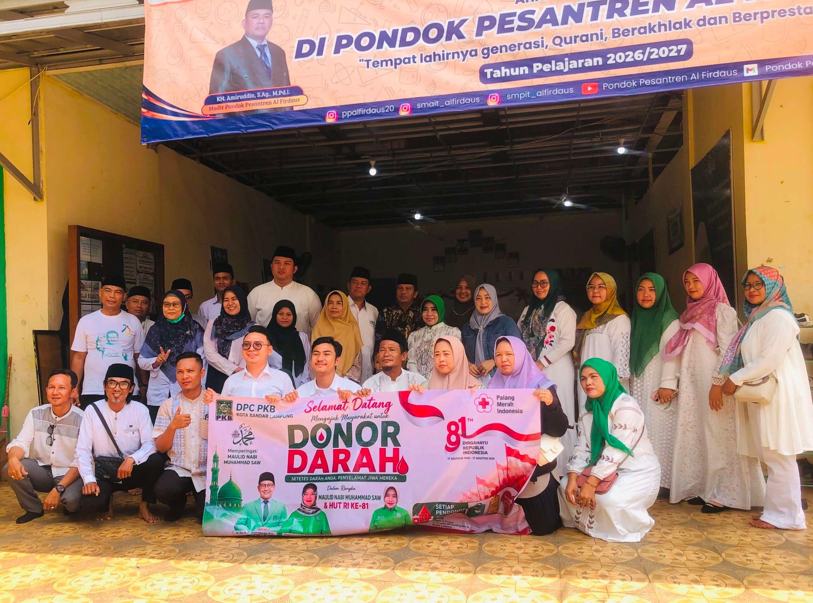 dr. Zam Zanariah bersama warga santri dan tenaga medis PMI Provinsi Lampung. 