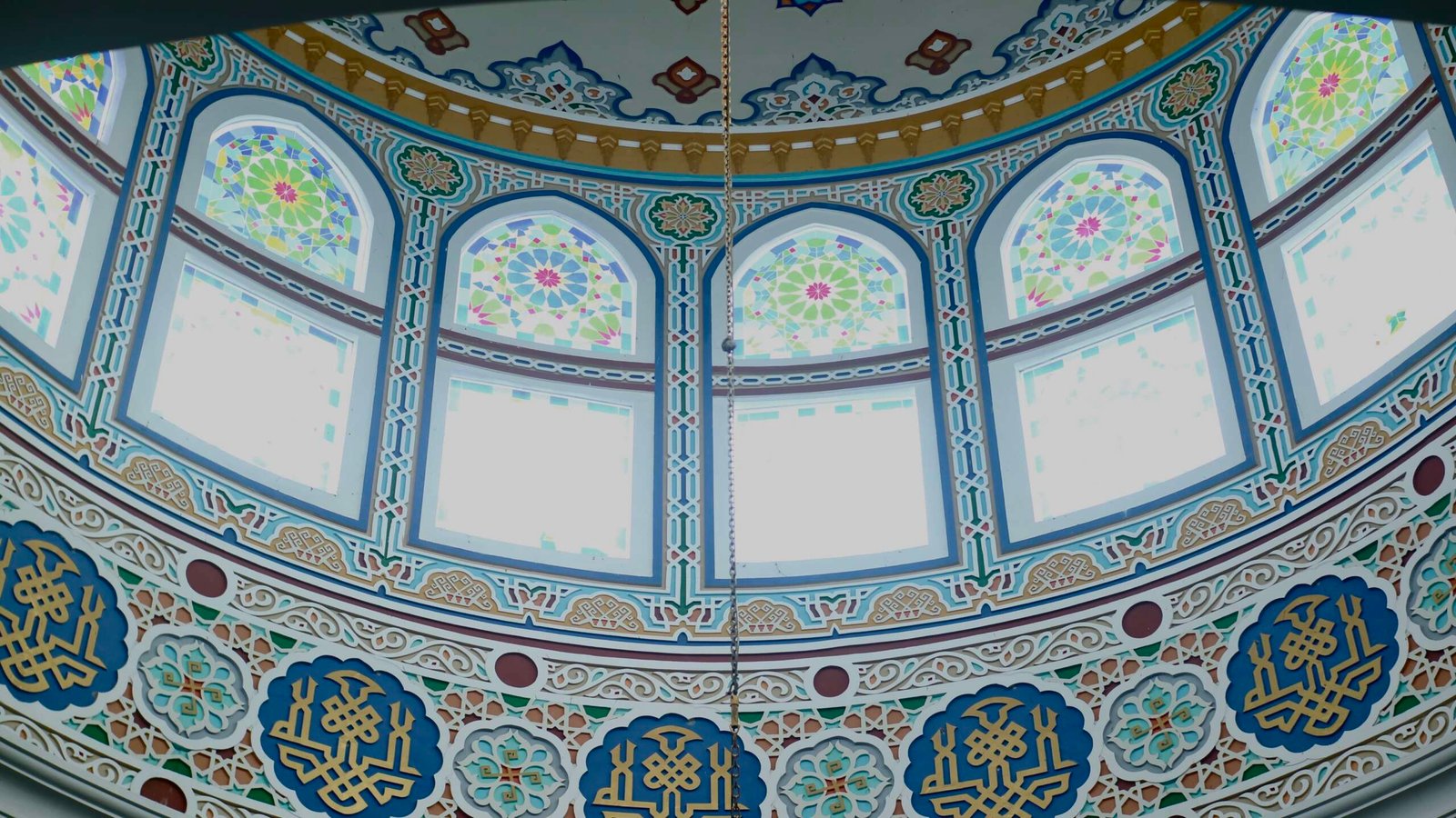 Interior kubah berkelir menawan menghadirkan keteduhan. (Foto: Notis.co.id)